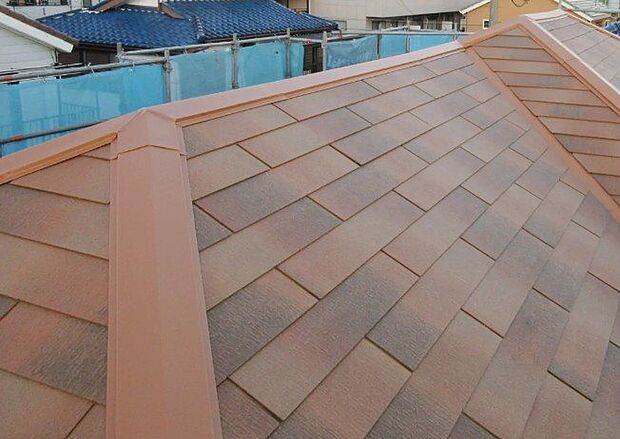 屋根には重さが従来の陶器瓦の約1/2のカラーベストを採用。