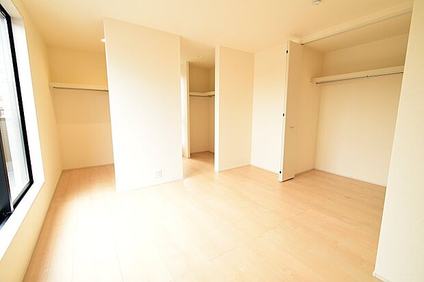 7.25帖の広々寝室。ご家族やご夫婦でご活用されても丁度いい空間です。