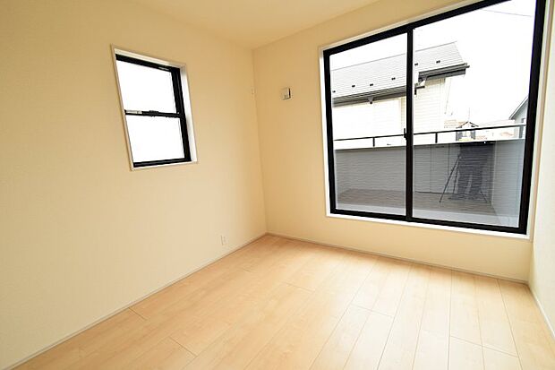 各お部屋には広々クローゼットが併設されております。