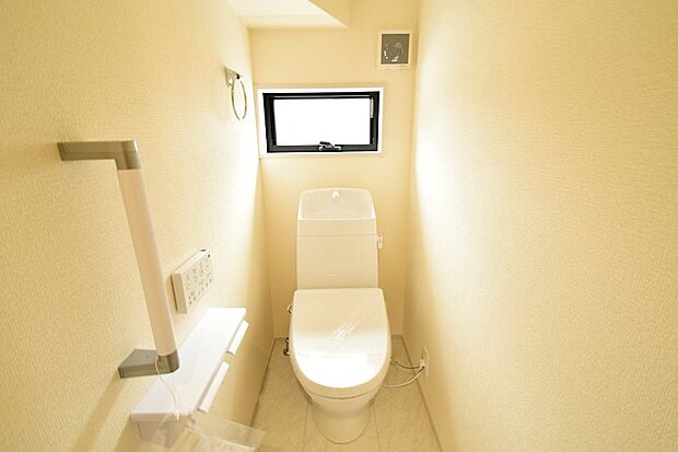 シンプルなシャワートイレです。手すりが付いており、老後も安心してご利用いただけます。