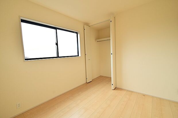 各お部屋には広々クローゼットが併設されております。