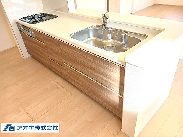 ●同間取写真　収納が豊富なシステムキッチンです♪