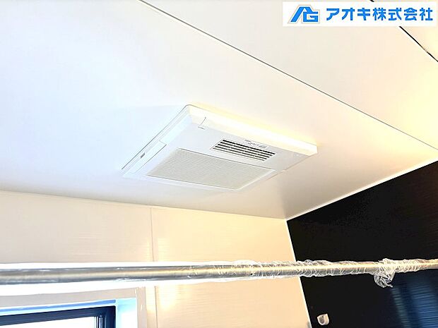 ●同間取写真　浴室暖房換気乾燥機　暖房・涼風・換気など快適な機能を備えました。