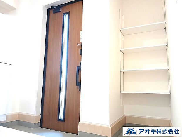 ●同間取写真 ガラスラインのあるドアを設置。光を吸収し一日中明るい玄関となります♪