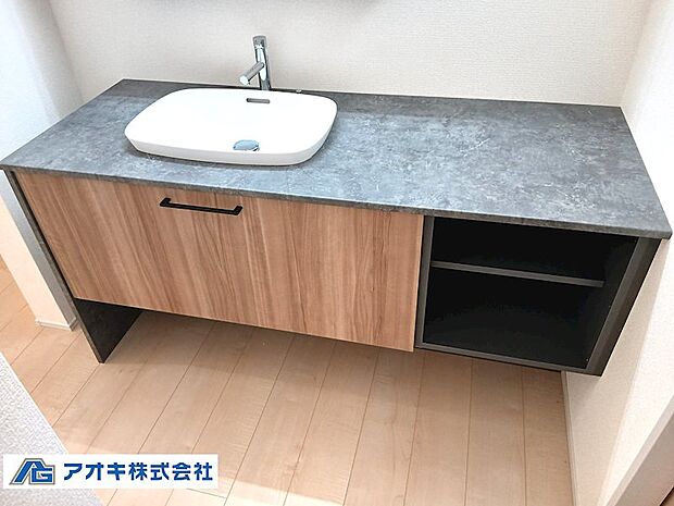 ●同間取写真　デザインに拘っただけでなくミラーキャビネットの中には収納ボックスがたくさんございます♪