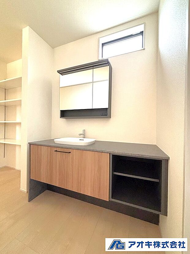 ●洗面台（同間取写真）デザインに拘っただけでなくミラーキャビネットの中には収納ボックスがたくさんございます♪