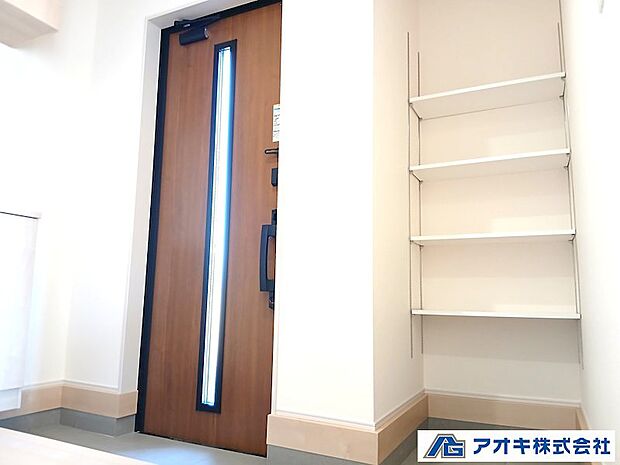 ●玄関（同間取写真）ガラスラインのあるドアを設置。光を吸収し一日中明るい玄関となります♪