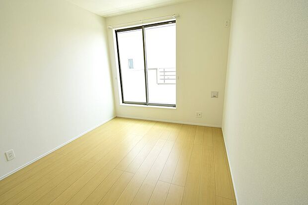 5.25帖のお子様部屋はバルコニーにも繋がった使い勝手の良い部屋となっております♪