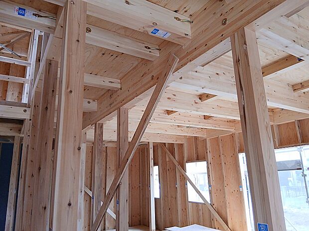 「木造軸組工法」は土台、柱、梁などの住宅の骨格を木の軸で造る工法。