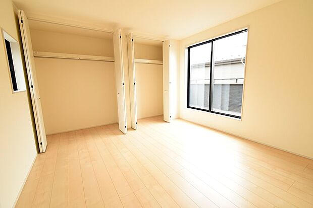 7.5帖の広々寝室。ご家族やご夫婦でご活用されても丁度いい空間です。