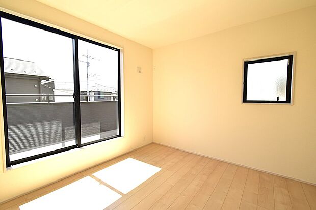 各お部屋には広々クローゼットが併設されております。