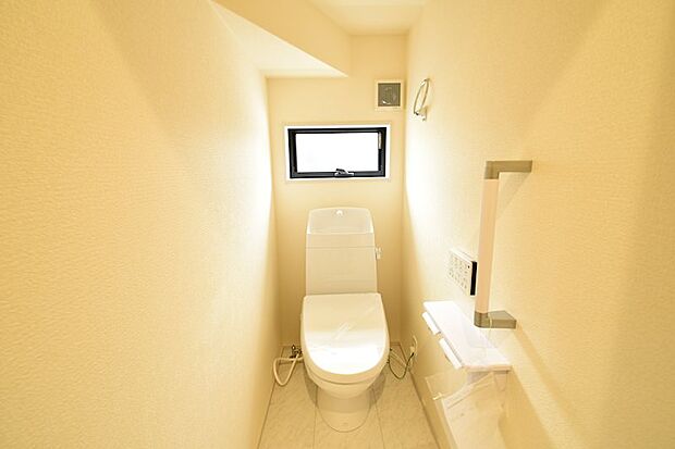 シンプルなシャワートイレです。手すりが付いており、老後も安心してご利用いただけます。