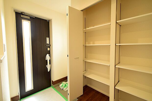 ●玄関　大きなシューズクロークが有り大変便利です♪可動棚式でブーツや大きい靴に合わせて棚の高さが調整頂けます♪