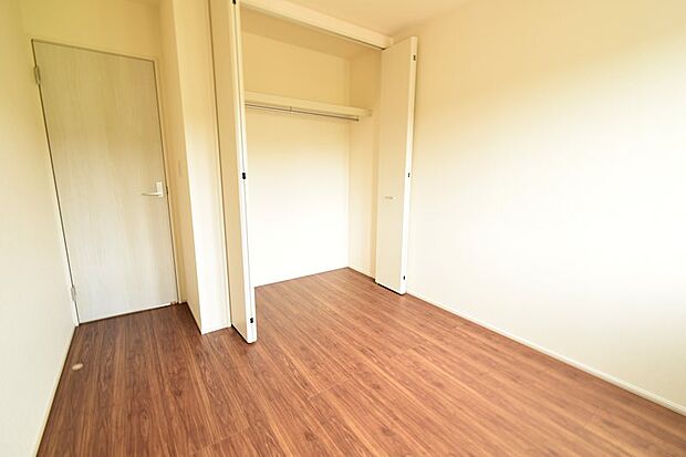 ●子供部屋　5.2帖の子供部屋。最近のお子様はあまり自室にいない傾向があり、大きすぎず小さすぎない間取が好まれております♪