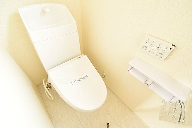 ●トイレ　シンプルなシャワートイレです♪手すりも付いており老後も安してご利用いただけます♪