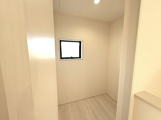●納戸（イメージ）　1.5帖の納戸！ウォーターサーバーの水や部活道具などの収納に便利です♪