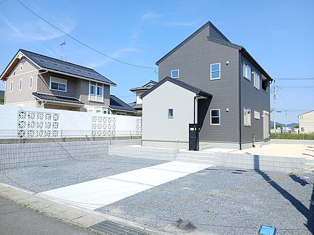 西側6mの前面道路が、圧迫感なくゆとりある駐車時間にしてくれます♪