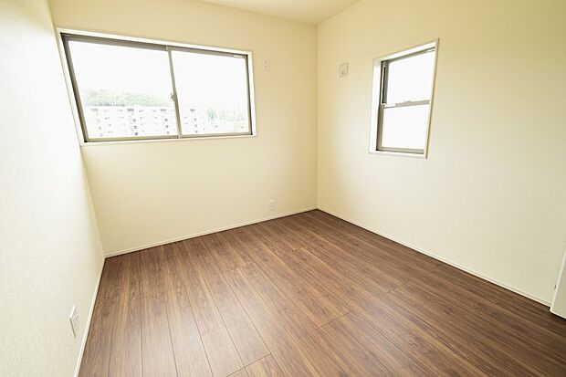 ●子供部屋　5.2帖の子供部屋。最近のお子様はあまり自室にいない傾向があり、大きすぎず小さすぎない間取が好まれております♪