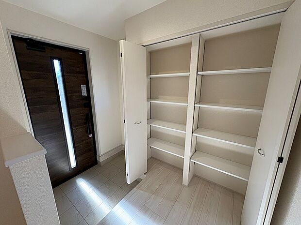 ●玄関(イメージ)大きなシューズクロークが有り大変便利です♪可動棚式でブーツや大きい靴に合わせて棚の高さが調整頂けます♪