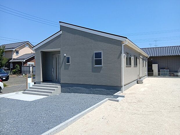 大きなお庭でお子様やワンちゃんと遊びましょう♪