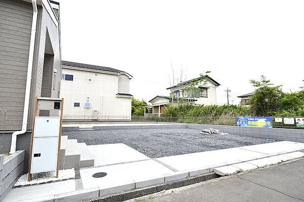 車種によっては4台駐車可能な奥行きのある駐車場です♪