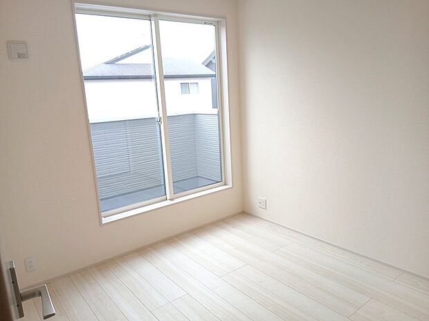 ●子供部屋　お子様が巣立った後の事も考え5.25帖のコンパクトな部屋が主流になってきました。