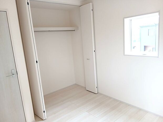 お子様のお部屋にはクローゼット、ご夫婦のお部屋にはWICが設置されております♪