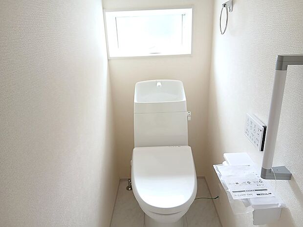 ●トイレ シンプルなシャワートイレです。手すりが付いており、老後も安心してご利用いただけます。