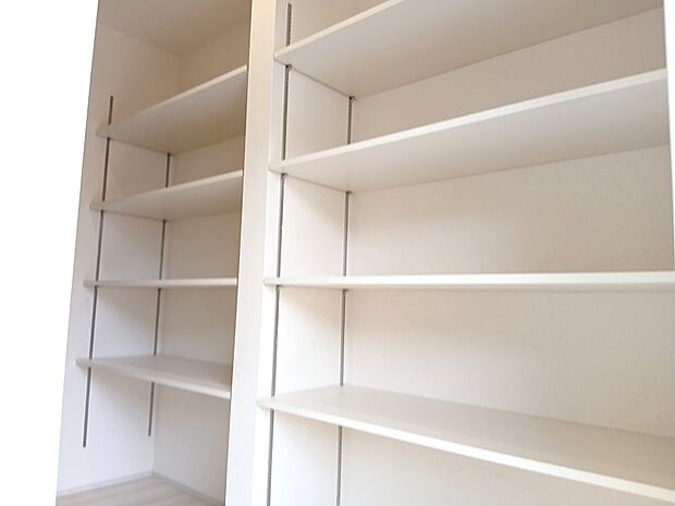 ●パントリー　キッチン裏にパントリーを完備！可動棚式でお好みの高さに移動可能です♪