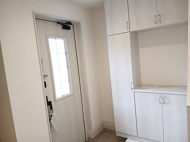 ●玄関 ガラスラインのあるドアを設置。光を吸収し一日中明るい玄関となります♪