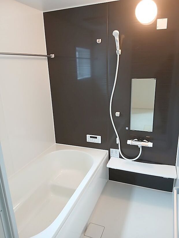 ●浴室乾燥機付き浴槽　翌朝にはカラッと乾いてお手入れもラクラクです。