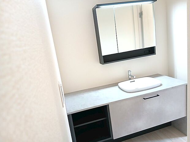 ●洗面台　デザインに拘っただけでなくミラーキャビネットの中には収納ボックスがたくさんございます♪