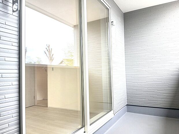 ●バルコニー（同間取写真）　主寝室とお子様部屋にそれぞれバルコニーを設置、洗濯物やお布団干しに活用いただけます♪