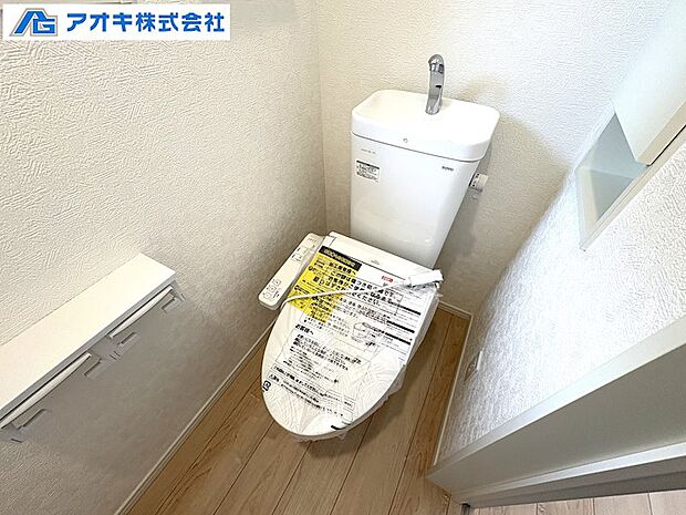 類似モデル/シンプルなシャワートイレです。手すりが付いており、老後も安心してご利用いただけます。