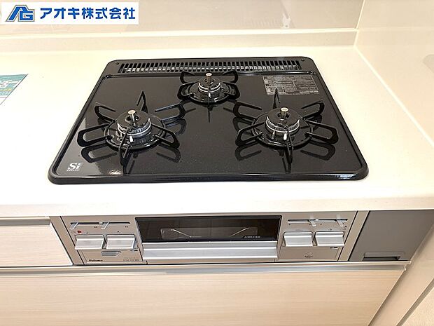 ●3口コンロ+グリル付き+スライドスパイスボックス/コンパクトに収納。調理中にもサッと取り出せます。