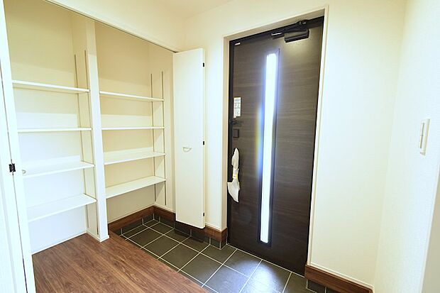 玄関シューズも大きく可変棚になっておりますので、ブーツや長物に合わせてサイズ変更可能です♪