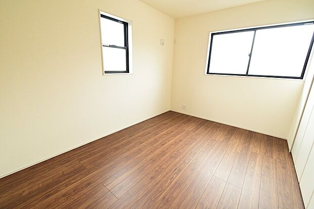 ●子供部屋（6帖）南側の子供部屋で女性の方やお洋服が大好きな方には安心の大容量クローゼット付き♪