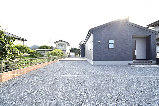 駐車場は並列4台可能です♪