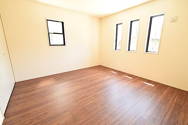 ●子供部屋(5.2帖)北側寝室でもしっかり光が入り温かみのある空間となっております♪