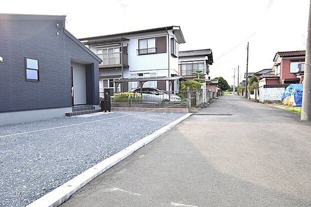 前面道路も広々です♪