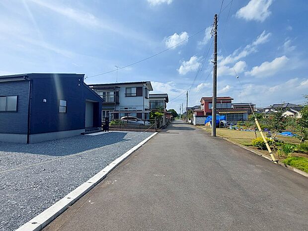 前面道路も広々です♪