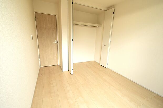 ●子供部屋　子供部屋の有効面積が5.2帖！今時のお子様には大きすぎず小さすぎない間取が好まれております♪