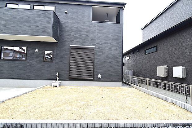 現況でのお引渡となります。人工芝やウッドデッキなどの工事も承っております♪
