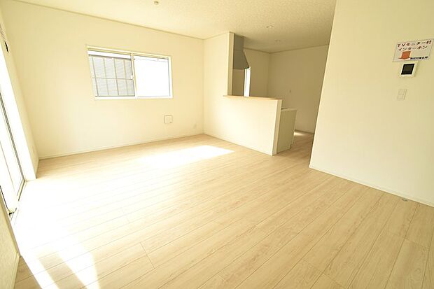 建売物件のスタンダードモデル♪16帖の広々としたリビングです。