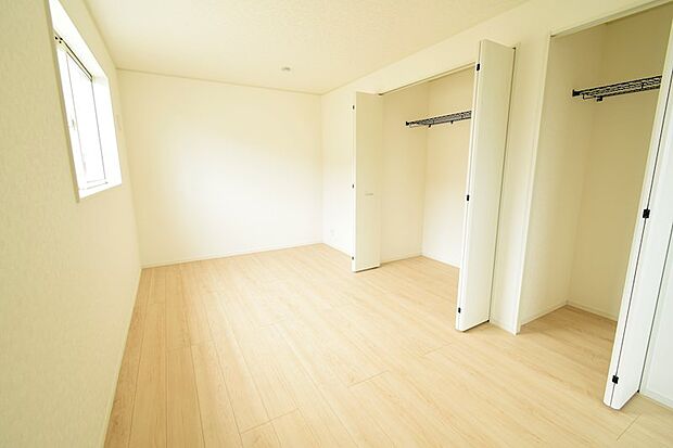 8.7帖の広々主寝室です♪小さなお子様と一緒に寝られても十分開放的です♪