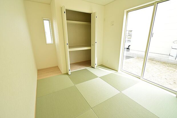 4.5帖の和室です。リビングに併設されているのでお子さんのキッズスペースや客間としてご利用ください♪