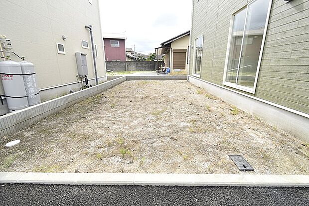 管理のしやすいお庭です♪人工芝やウッドデッキの設置が可能です♪
