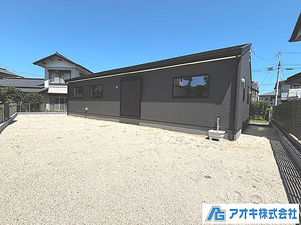 南面からの現地写真になります。外干し物干しが付いておりますので、晴れた日も安心して外干し可能です♪