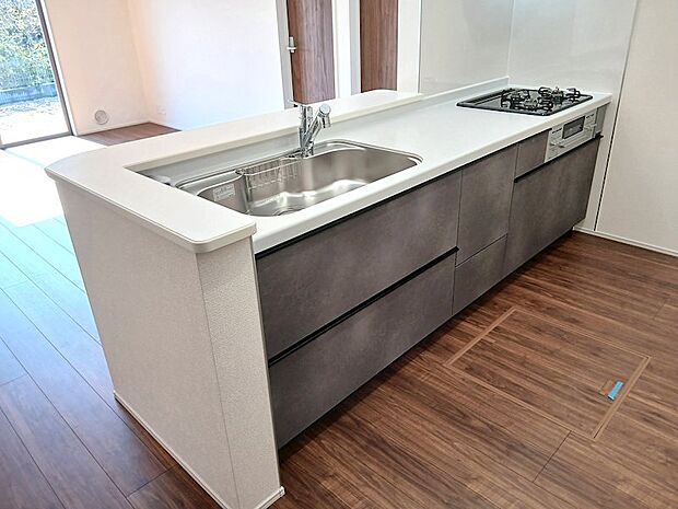 収納力が豊富なシステムキッチンです♪