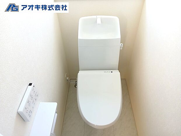 シンプルなシャワートイレです。手すりも設置しておりますので、安心してご利用いただけます♪